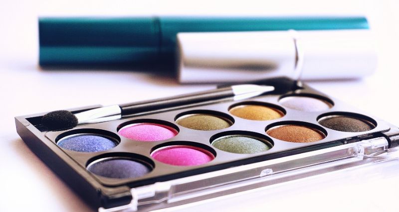 How to Clean Makeup Palettes