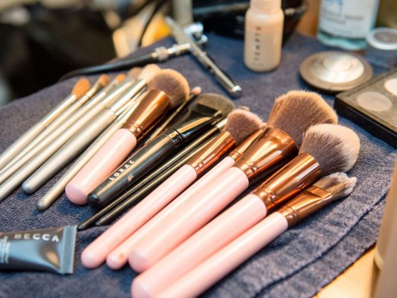 how to clean makeup brush