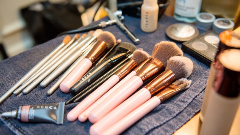 how to clean makeup brush